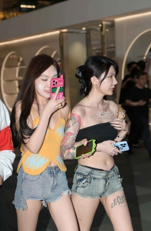 茂密深林热裤长腿姐妹，【春光乍……】