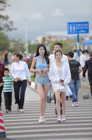 高挑苗条小蛮腰短牛姑娘