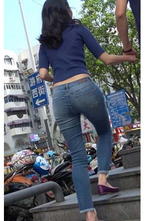 牛仔紧身裤蓝衣美女