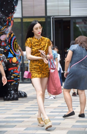 街拍红唇美女，这大白腿真白