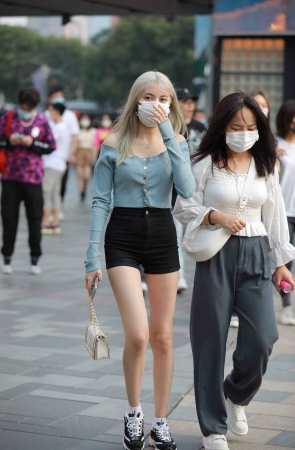口罩也遮挡不住的美貌