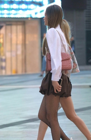 你们想看的黑 丝网袜小姐姐她来了