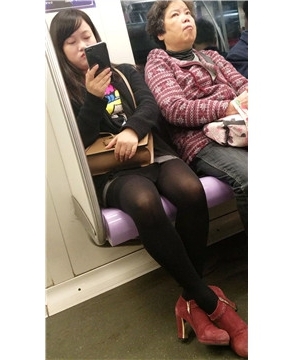 4K-地铁上的微胖街拍黑丝美腿女孩