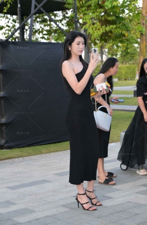 斜肩黑色长裙女神御姐