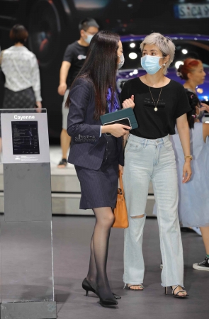 【街拍心灵】汽车销shou黑丝制服街拍高跟