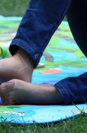 街拍蓝牛灰丝少妇