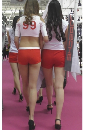 车展上美女多[980M/MP4]