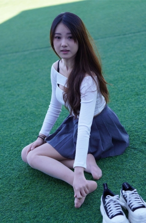 一始街拍作品 百褶裙女孩