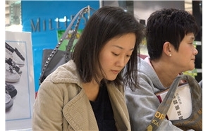 美女左挑右选还是没确定要哪双 [2.98 GB/MP4]