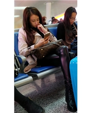 4k-候车室内遇见超美文静的皮裤女神，甜美小清新