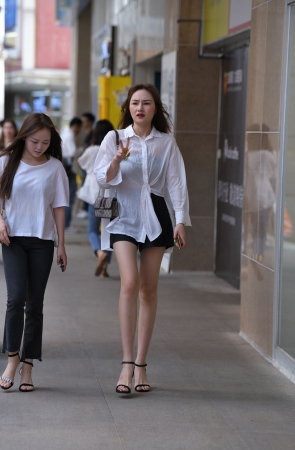 衬衫凉鞋长腿美女