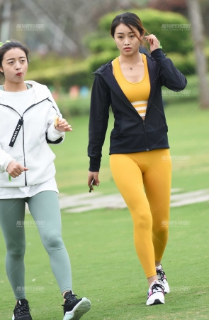 细雨中一抹黄色风景线