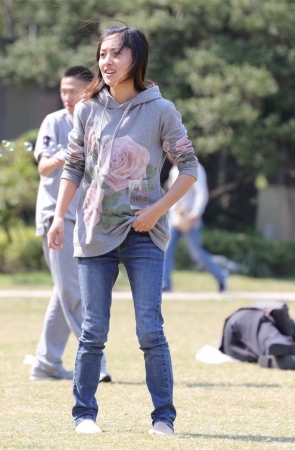 No1488 草地上的肉丝少妇