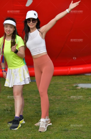 拍照瑜伽紧身裤美女