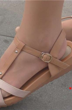 4k-颜值爆表的肉丝凉鞋女孩，玉足粉嫩多汁。