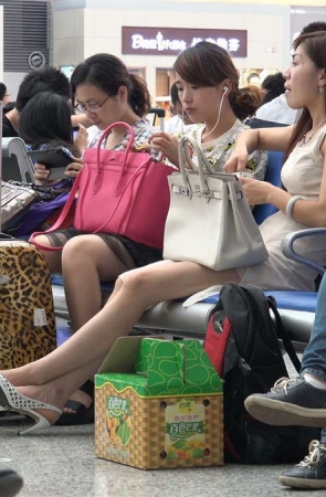 候车室长腿MM，虽然没有脱鞋，但足底已露出大半