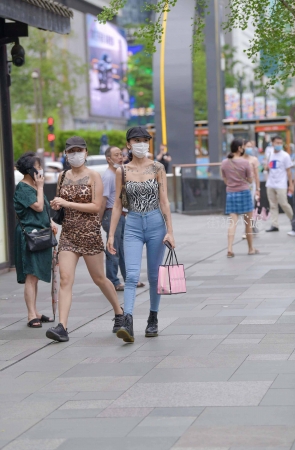 街拍吊带背心，牛仔美眉