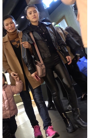 漂亮的紧身皮裤女孩