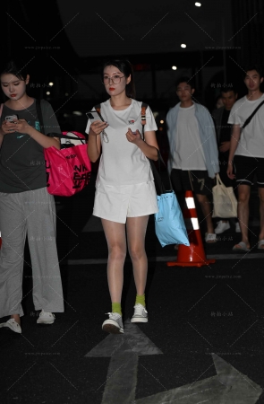 超薄R丝的马尾辫眼镜妹