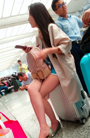 米色风衣美腿极品美女