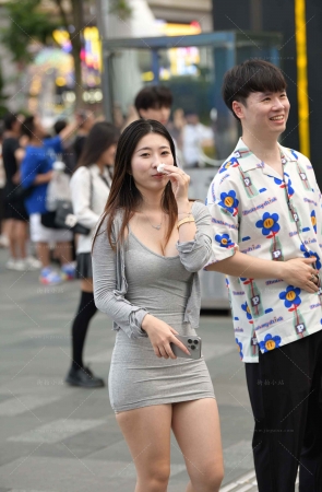 街拍微胖型超短裙女友