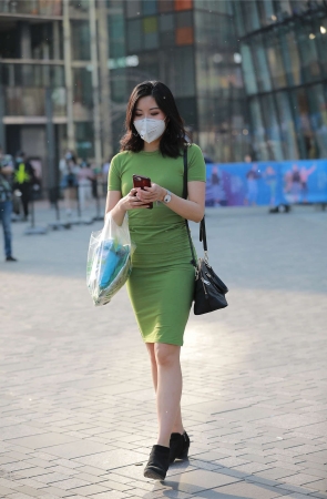 玻璃街拍作品 – 绿色包臀裙漂亮小姐姐