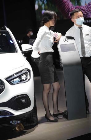 【街拍心灵】奔驰销售街拍黑丝美腿高跟