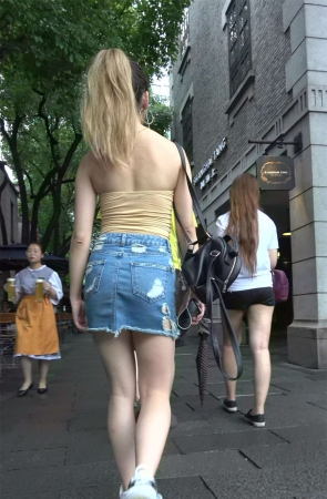 性感抹胸牛仔裙气质马尾辫街拍美女