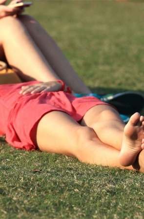 No821 身材、脚型都属一流的外国MM出现在草坪中央