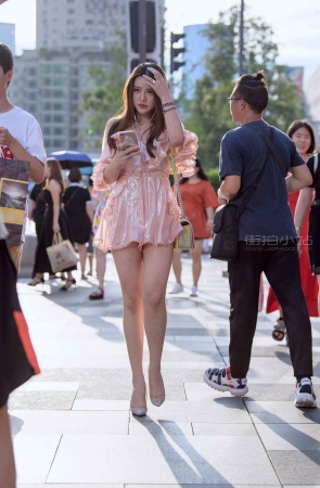 街拍大长腿高跟美女
