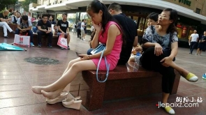 4k超清，街拍粉色包臀裙韵味美少妇，丝足美腿太诱惑了