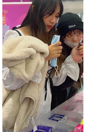 买饰品的小姐姐