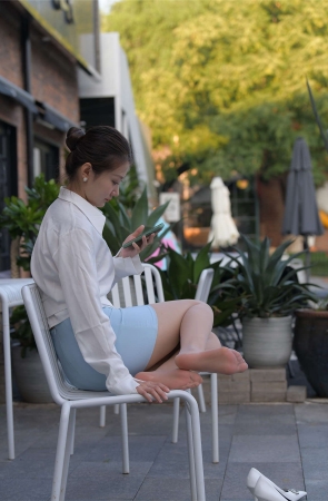 一只麋鹿摄影作品 – 蓝裙制服丝袜美女