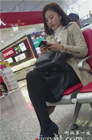 4k-高铁站候车室拍摄超级性感黑丝高跟鞋美女