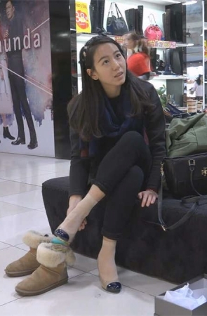 漂亮女孩的一双脚，在丝足和裸足之间不停切换