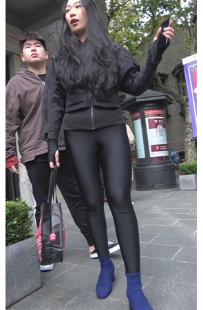 漂亮的紧身黑裤美女