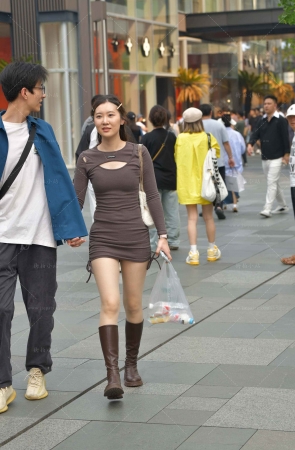 街拍超短裙R丝袜长腿女盆友