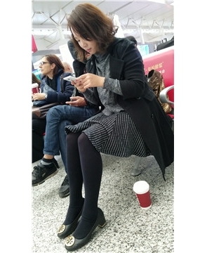 4k-高铁站候车室拍摄黑丝短裙极品甜美女孩。