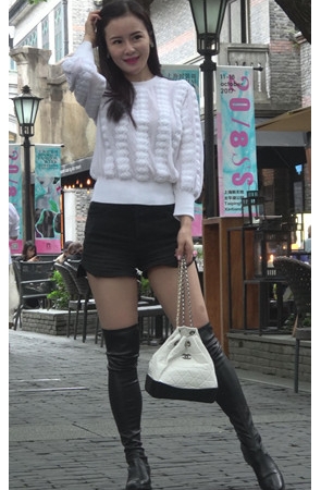 漂亮的高靴黑热裤美女