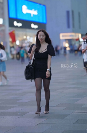 搭讪街拍黑丝黑裙高跟女神