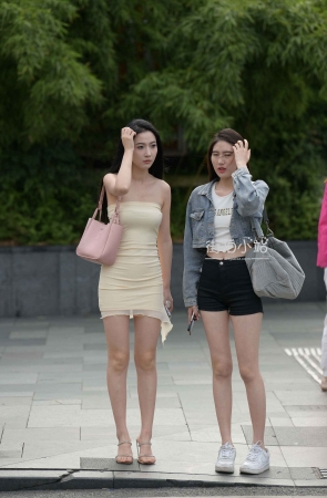 街拍大长腿美女闺蜜