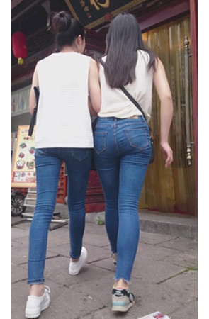 两个蓝色牛仔妹