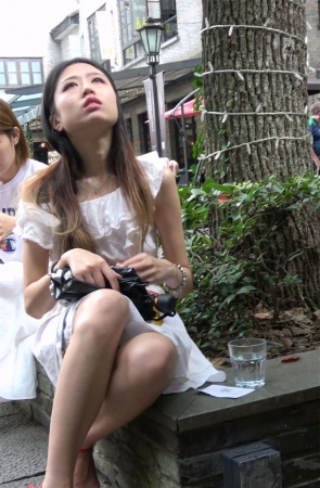 花坛边的红色凉高美腿姐姐