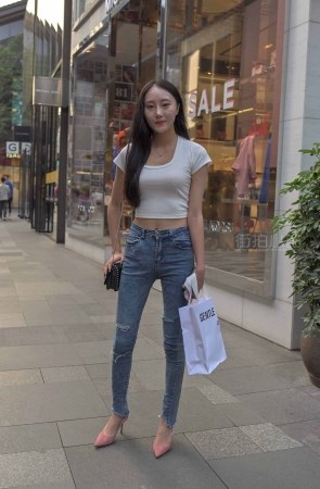 街拍蓝牛高跟妹子