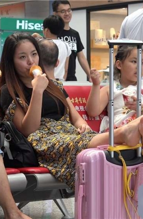 4K – 候车室内吃雪糕的少F样子还挺享受 [2.19 GB/MP4]