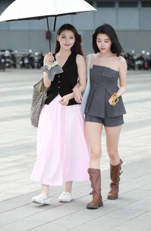 网红撑伞-陆鬼鬼VS周思娆