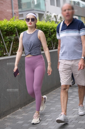 去买上衣的粉色紧身美妇