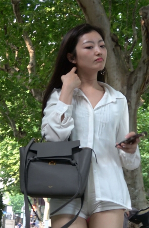 白短热裤美腿小姐姐