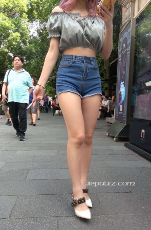 4K – 高颜值好身材街拍热裤吸烟女孩 [1.35 GB/MP4]