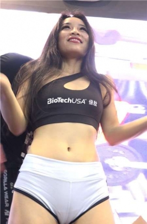 4K-舞台上活力四射的超短白色热裤模特美女 [888 MB]